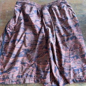 Lululemon Men’s orange and black lined 9” shorts